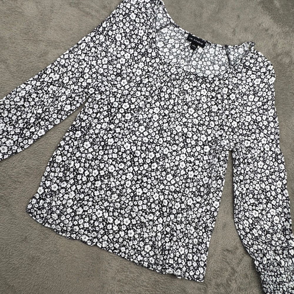 I.N. Studio Blouse Womens Large Black White Excellent Floral Smocked Long Sleeve